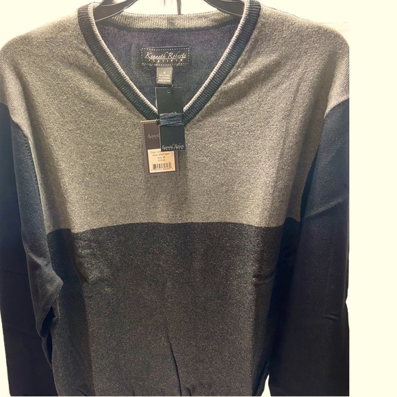 Kenneth Roberts Platinum medium gray and black men’s pull over sweater - Picture 2 of 6